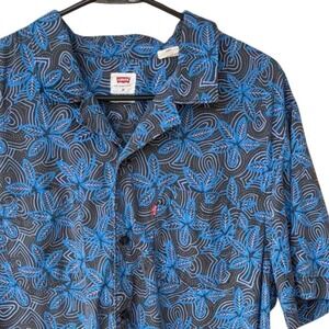 Levi's Relaxed Fit Button-Up • Size M • Blue Floral / Tribal Pattern